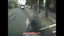 polis motoru adama çarptı
