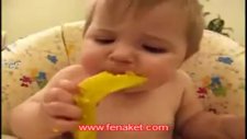 limon yiyen tatlı bebek