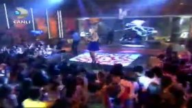 Beyaz Show - Hadise - Aşk Kaç Beden Giyer Beyaz Show - Hadise - Aşk Kaç Beden Giyer
