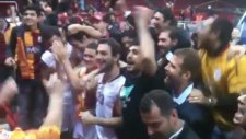 galatasaray - prokom & maç sonu - taraftar ve takimin buluşmasi