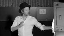 Thom Yorke Smashes Dead Fish On Washer-Dryer