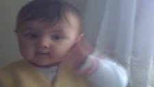 12 Aylık Zeynep Telefonda