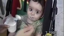 yemek görünce mala bağlayan bebek
