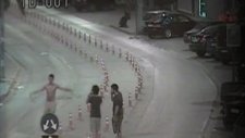 Caddede yarı çıplak dans mobese'ye takıldı