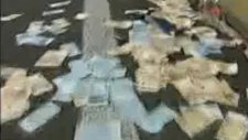 Paralar saçılınca böyle kapıştılar