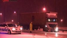 Sakarya'da kar yağişi sonrasi kaza yapan tir tem'de yolu kapatti