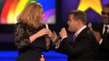 Adele tepkisini orta parmağıyla gösterdi