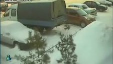 Otoparkta çarpışan otomobil oynuyor