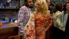 pamela anderson orçunu öptü