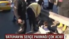 Batuhan'ın Serçe Parmağı Çok Acıdı