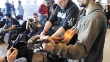 Msicos de Manu Chao y Calle 13 improvisando en el aeropuerto