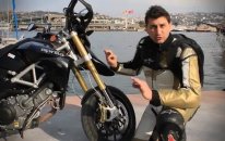 Altın Elbiseli Adam - Aprilia Dorsoduro 1200 2011