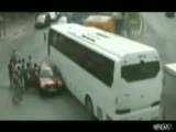 otobüsle tırın arasında kaldı
