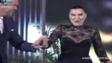 Şevval Sam - Oğlan Da Kolunu Sallama(Beyaz Show 20 Nisan 2012)