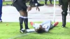 Neymara taşlı saldırı Neymar'ı taşla bayılttılar!