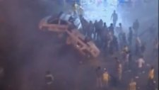 Fenerbahçe taraftarı polis otolarına saldırıyor