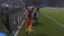 Hırsını top toplayıcı çocuktan çıkarttı