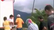Baz İstasyonu Sopayla Dövmek