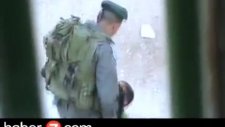 İsrailli Askerler Filistinli Çocuğu Tekmeliyor!