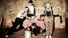 Red Hot Chili Peppers Look Around