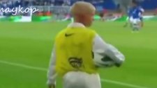 Top Toplayıcı Çocuk Futbolcuyu Bakkala Yolladı!
