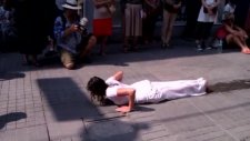 İstiklal'de anlaşılamayan kadın