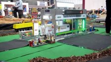 Bir diorama RC modeli kamyonları