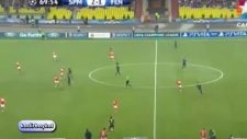 Emenike, Aykut Kocamanın Elini Öptü