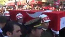Şehit cenazesinde akp'li bakanlar linç edilmekten zor kurtuldu