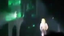 Lady Gaga Seyircilere Poposunu Gösterdi