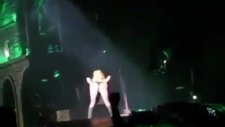 Lady Gaga Sahnede Poposunu Gösterdi