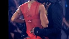 Rihanna'ya Mtv Ödüllerinde Elle Taciz