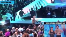 Rihanna Küs Olduğu Chris Brown'u Öptü!