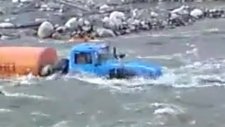 Kamyonlar taşkın nehri böyle geçti