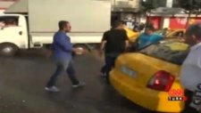 Taksiciler kavga etti, turistler kaçtı!
