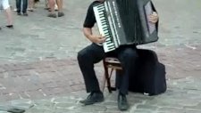 Akordeonun Sınırlarını Zorlayan Müzisyen