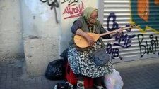 Taksimde yürürken adem abinin annesini gördük adem abinin annesi saz çalıyordu. lütfen dinleyin