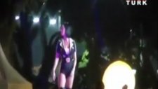 Katty Perry, Sahnede Hayranıyla Öpüştü!