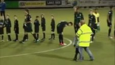 Gvvv Groningen Maçında Çıplak Kadın Sahaya Girdi
