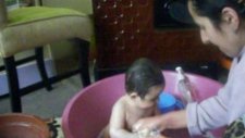 Şeyma Bebek Banyo Yapıyor