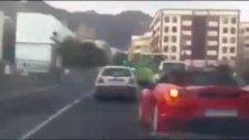 Ferrariyi Gören Kız Aklını Kaçırdı