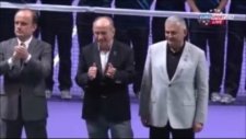 Ödül töreninde AKP'li bakanlara ıslıklı protesto!