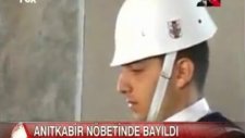 Anıtkabir Nöbetinde Bayıldı