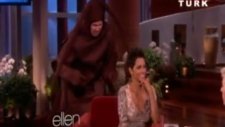 Halle Berry Canlı Yayında Örümcek Şakası
