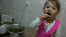 Gülcemre Yaprak Sarması Yerken