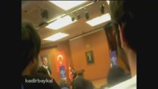 Cem Yılmaz'a Şok Soru: Yaşlandıkça Vurdurmaktan Vaz Mı Geçtiniz?