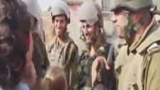 10 Yaşındaki Filistinli kız İsrail askerlerine kafa tutuyor !