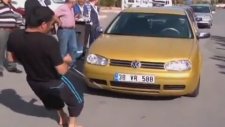 Serçe parmağıyla 8 otomobili çekti