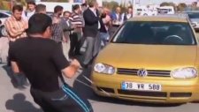 Serçe parmağıyla 8 otomobili çekti