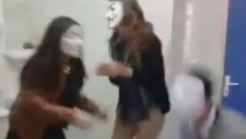 Liseliler Tuvaleti basıyor
